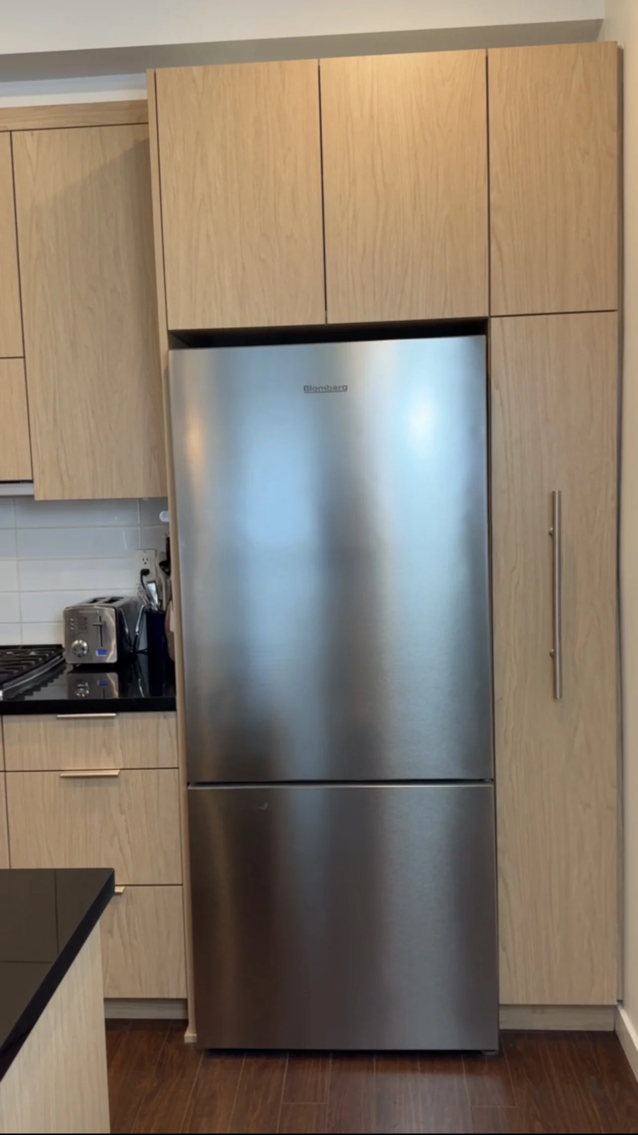 Kitchen pull-out pantry